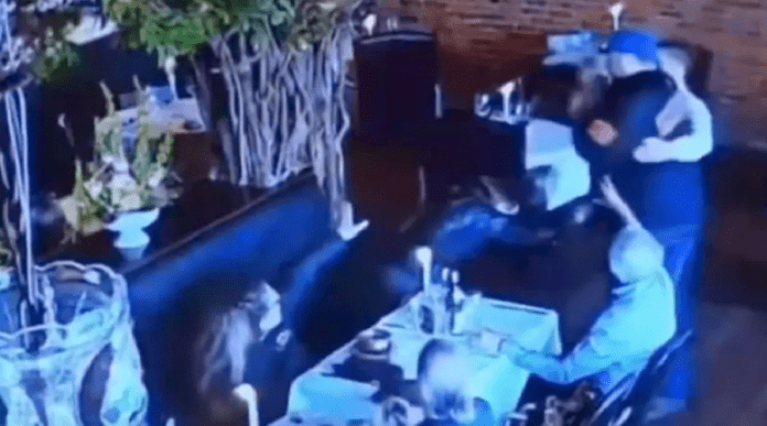 Άγριο βίντεο: Ατρόμητος σερβιτόρος αφοπλίζει δικηγόρο που θέλει να εκτελέσει την πρώην σύζυγό του Άγριο βίντεο: Ατρόμητος σερβιτόρος αφοπλίζει δικηγόρο που θέλει να εκτελέσει την πρώην σύζυγό του