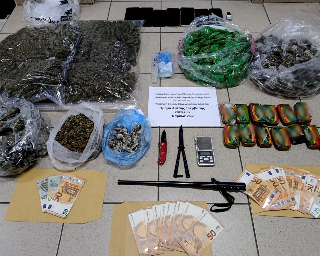 Θεσσαλονίκη: Συνελήφθησαν 8 μέλη σπείρας που πουλούσε ναρκωτικά – Ανάμεσά τους και 16χρονος, χειροπέδες και σε 16χρονη…