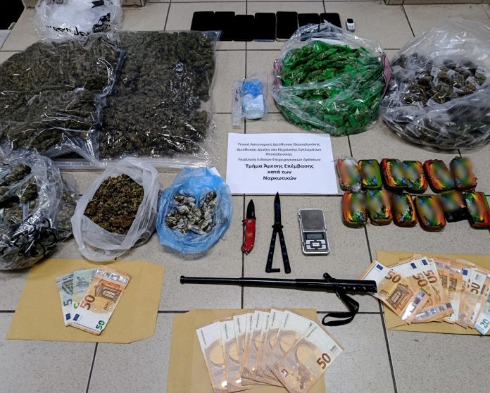 Θεσσαλονίκη: Συνελήφθησαν 8 μέλη σπείρας που πουλούσε ναρκωτικά – Ανάμεσά τους και 16χρονος, χειροπέδες και σε 16χρονη…
