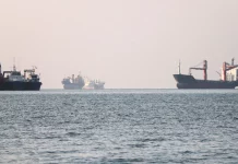 «Ανάσα» στα Στενά του Ορμούζ: 60 πλοία πέρασαν σε μία ημέρα παρά τον πόλεμο ΗΠΑ - Ιράν