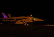 Δύο ιρανικά πλοία χτυπήθηκαν στα νησιά Τζασκ και Χαργκ Δύο ιρανικά πλοία χτυπήθηκαν στα νησιά Τζασκ και Χαργκ