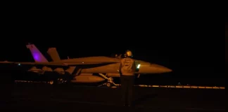 Δύο ιρανικά πλοία χτυπήθηκαν στα νησιά Τζασκ και Χαργκ Δύο ιρανικά πλοία χτυπήθηκαν στα νησιά Τζασκ και Χαργκ