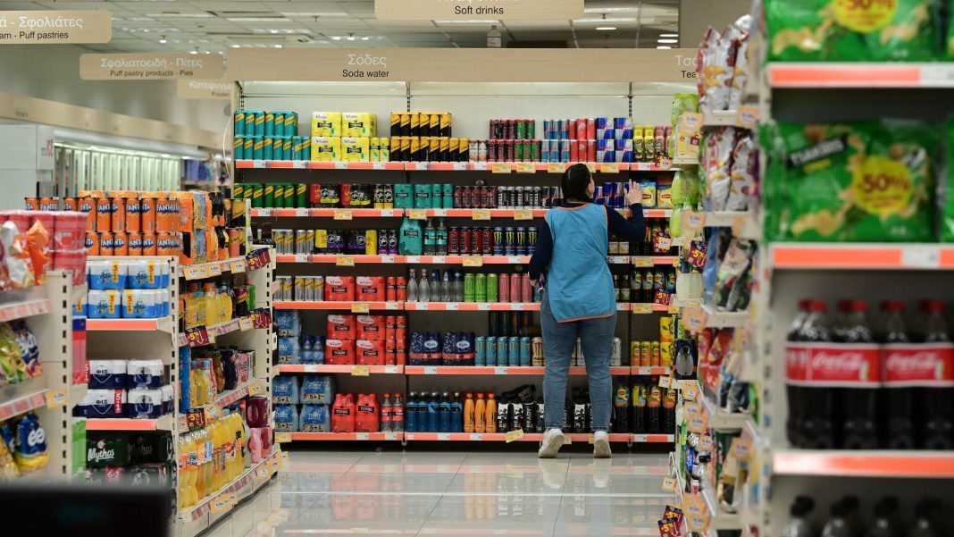Ακρίβεια στο σούπερ μάρκετ: «Φωτιά» στα τρόφιμα παρά τις εξαγγελίες – Ρεκόρ τζίρου και η παγίδα των εκπτώσεων
