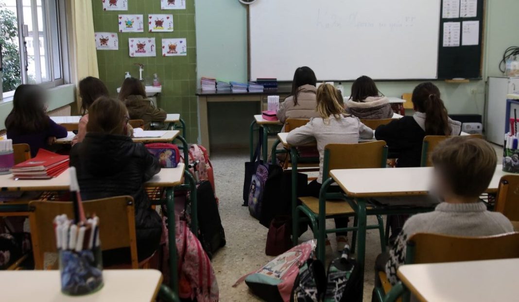 Συγχωνεύσεις σχολείων: Μετά τους γονείς στα κάγκελα και οι δήμοι