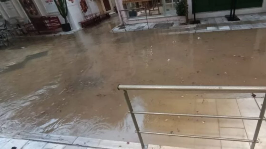 Ισχυρή καταιγίδα στη Σύρο, προβλήματα σε δρόμους και στο κέντρο της Ερμούπολης