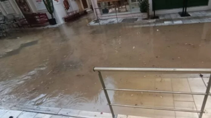 Ισχυρή καταιγίδα στη Σύρο, προβλήματα σε δρόμους και στο κέντρο της Ερμούπολης