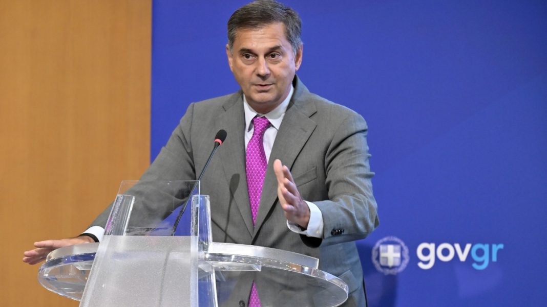 Ένας «κακομοίρης» – πολιτικός γυρολόγος που κουνάει το δάχτυλο στην κοινωνία