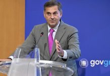 Ένας «κακομοίρης» – πολιτικός γυρολόγος που κουνάει το δάχτυλο στην κοινωνία
