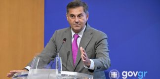 Ένας «κακομοίρης» – πολιτικός γυρολόγος που κουνάει το δάχτυλο στην κοινωνία