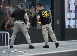 Δύο νεκροί στην Times Square: Αστυνομικοί πυροβόλησαν γυναίκα που μαχαίρωσε δύο ανθρώπους