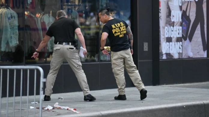Δύο νεκροί στην Times Square: Αστυνομικοί πυροβόλησαν γυναίκα που μαχαίρωσε δύο ανθρώπους
