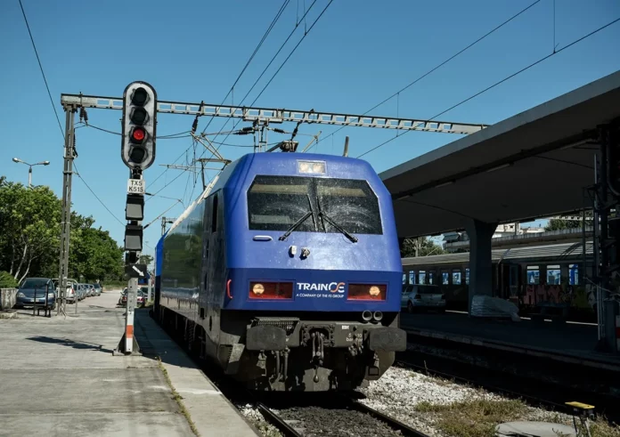 Πραγματοποιήθηκε το πρώτο δρομολόγιο Αθήνα – Θεσσαλονίκη με 100% σηματοδότηση και τηλεδιοίκηση – Κυρανάκης: “Δεν…
