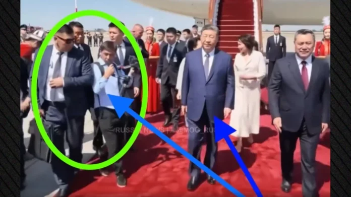 Οι άνδρες της ασφάλειας του Σι Τζινπίνγκ απομάκρυναν σηκωτό φωτογράφο που τον πλησίασε στο κόκκινο χαλί - (VIDEO)