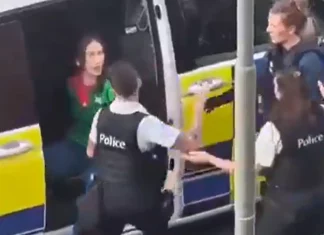 Βέλγιο: Αστυνομικός έριξε χαστούκι σε γυναίκα με χειροπέδες που αντιστεκόταν στη σύλληψή της – (VIDEO) Βέλγιο: Αστυνομικός έριξε χαστούκι σε γυναίκα με χειροπέδες που αντιστεκόταν στη σύλληψή της - (VIDEO)
