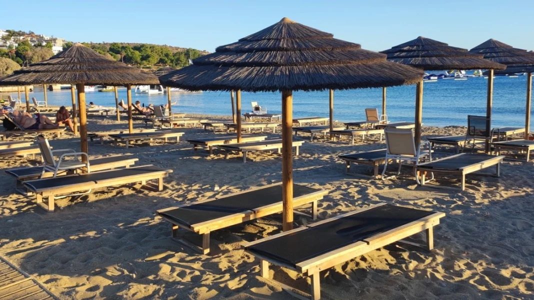xaplostres Ελεύθεροι οι δύο κατηγορούμενοι για τον θανάσιμο ξυλοδαρμό 82χρονου στη Βουλιαγμένη με αφορμή μια ξαπλώστρα