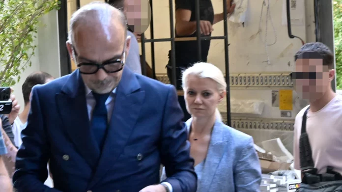 Συνελήφθησαν οι δύο γιατροί για τον θάνατο του Γιώργου Μαζωνάκη Συνελήφθησαν οι δύο γιατροί για τον θάνατο του Γιώργου Μαζωνάκη