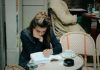 Το παράδοξο της Gen Z: Περισσότερα πτυχία, λιγότερη εργασιακή ασφάλεια