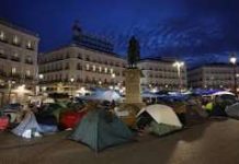 Ισπανία: Σε σκηνές για δεύτερη νύχτα πολίτες στη Μαδρίτη υπέρ της προσιτής στέγης – Αύριο τα μέτρα Σάντσεθ