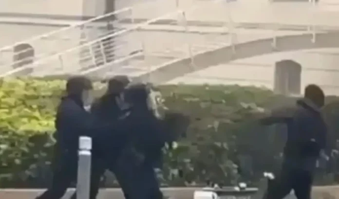 Γαλλία: Αστυνομικός πυροβόλησε εξ επαφής 14χρονο μαθητή στο πρόσωπο με εκτοξευτή χειροβομβίδων Γαλλία: Αστυνομικός πυροβόλησε εξ επαφής 14χρονο μαθητή στο πρόσωπο με εκτοξευτή χειροβομβίδων