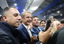 «Πέτυχα τέσσερα στα τέσσερα καλάθια» το σχόλιο του Κ. Μητσοτάκη με το βλέμμα στραμμένο στις κάλπες
