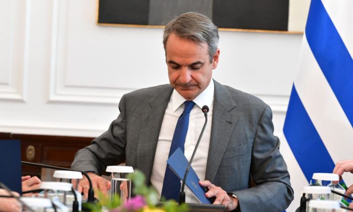 Πώς οι δημοσκοπήσεις που έχει το Μαξίμου, οδηγούν σε αναθεώρηση της εκλογικής τακτικής