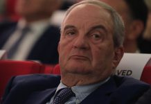 Στέλνει τα δικά του μηνύματα σε Μαξίμου και ...Ρούμπιο!