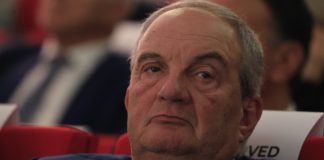 Στέλνει τα δικά του μηνύματα σε Μαξίμου και ...Ρούμπιο!