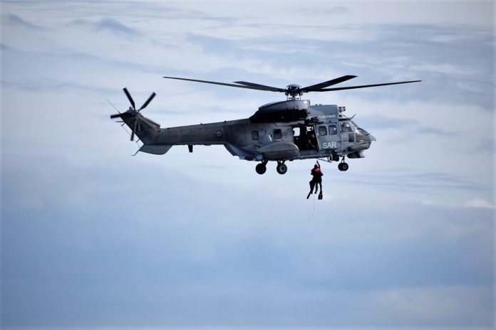 Super Puma της Πολεμικής Αεροπορίας μετέφερε ασθενή από κρουαζιερόπλοιο νοτιοανατολικά της Ρόδου – (VIDEO) Super Puma της Πολεμικής Αεροπορίας μετέφερε ασθενή από κρουαζιερόπλοιο νοτιοανατολικά της Ρόδου - (VIDEO)