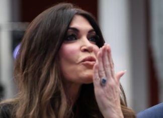 Axios: Οι τρεις λόγοι για τους οποίους ο Τραμπ απέλυσε την Κίμπερλι Γκίλφοϊλ