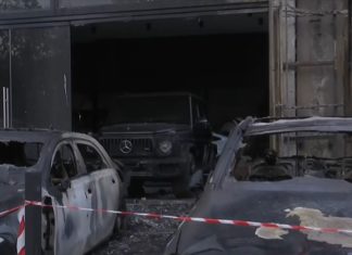 Φωτιά σε αντιπροσωπεία στη Γλυφάδα: Στάχτη αυτοκίνητα, εντοπίστηκαν υπολείμματα από γκαζάκια