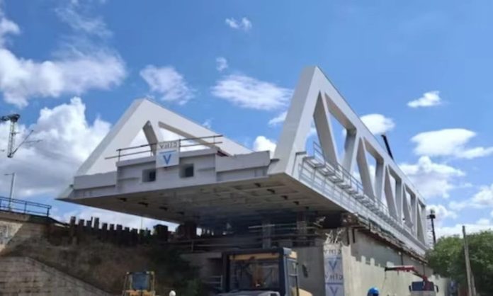 Μετέφεραν και εγκατέστησαν γέφυρα 2.200 τόνων στην Βουδαπέστη: Η απίστευτη επιχείρηση