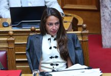 Μπούμερανγκ η καμπάνια με τους χαμογελαστούς επιδοματούχους