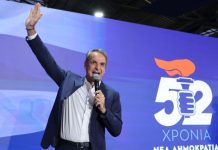 ΝΔκράτισα κτηνοτρόφος τα χώνει στον Μητσοτάκη: «Εμείς έχουμε μισό σπίτι και αυτός έχει 17»-(VIDEO) ΝΔκράτισα κτηνοτρόφος τα χώνει στον Μητσοτάκη: «Εμείς έχουμε μισό σπίτι και αυτός έχει 17»-(VIDEO)