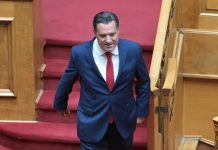 Ο Άδωνις το διασκεδάζει...