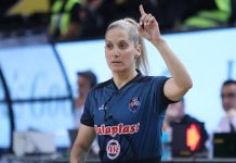 Από που προβλέπεται αστυνομικός να καλύπτει το πρόσωπο της διαιτητού Τσαρούχα για να μη τη φωτογραφήσουν; - (VIDEO)