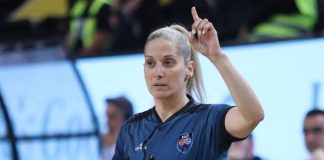 Από που προβλέπεται αστυνομικός να καλύπτει το πρόσωπο της διαιτητού Τσαρούχα για να μη τη φωτογραφήσουν; - (VIDEO)