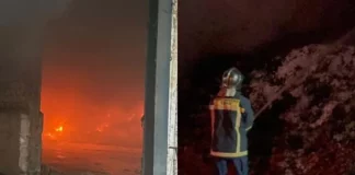 Φωτιά σε εργοστάσιο βάμβακος στα Τρίκαλα - Καίγονται αποθήκες