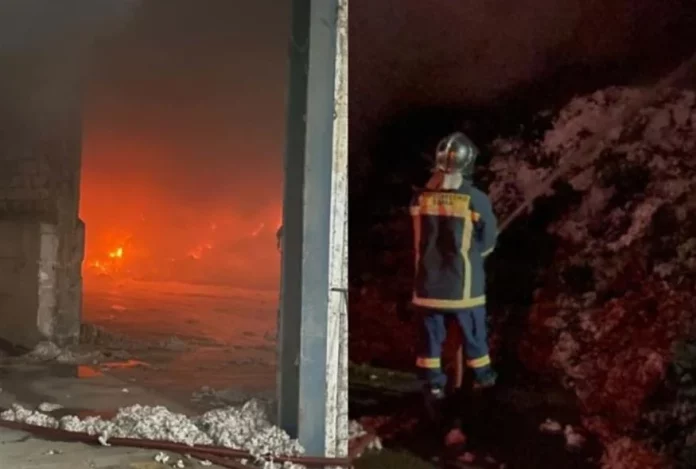 Φωτιά σε εργοστάσιο βάμβακος στα Τρίκαλα - Καίγονται αποθήκες