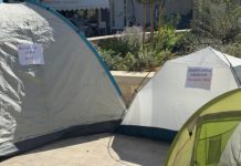 Φοιτητές έστησαν σκηνές έξω από την Περιφέρεια Κρήτης