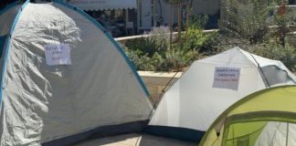 Φοιτητές έστησαν σκηνές έξω από την Περιφέρεια Κρήτης