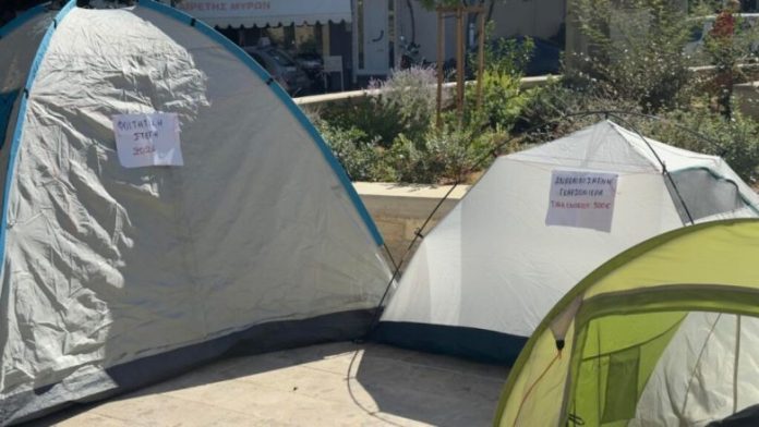 Φοιτητές έστησαν σκηνές έξω από την Περιφέρεια Κρήτης