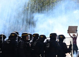 Παραλύει η Γαλλία σήμερα στις πορείες: 70.000 αστυνομικοί, μονάδες της αντιτρομοκρατικής, ελικόπτερα και drones Παραλύει η Γαλλία σήμερα στις πορείες: 70.000 αστυνομικοί, μονάδες της αντιτρομοκρατικής, ελικόπτερα και drones