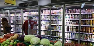Ακρίβεια: Οι Έλληνες «κόβουν» από το τραπέζι ελαιόλαδο, κρέας και ψωμί – Τι δείχνουν οι έρευνες