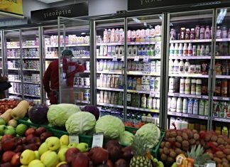 Ακρίβεια: Οι Έλληνες «κόβουν» από το τραπέζι ελαιόλαδο, κρέας και ψωμί – Τι δείχνουν οι έρευνες