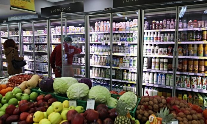 Ακρίβεια: Οι Έλληνες «κόβουν» από το τραπέζι ελαιόλαδο, κρέας και ψωμί – Τι δείχνουν οι έρευνες