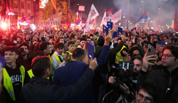 Η οργή για τη διαφθορά απειλεί την κυριαρχία του Βούτσιτς στη Σερβία – Πλημμύρισαν το Βελιγράδι 150.000 διαδηλωτές…