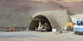 Σόου εγκαινίων στον ΒΟΑΚ σιωπή για τη νέα καθίζηση