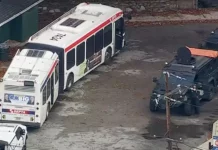 Φιλαδέλφεια: Πυροβόλησε τη μητέρα και την αδελφή του, έκαψε το σπίτι και οχυρώθηκε 12 ώρες σε λεωφορείο Φιλαδέλφεια: Πυροβόλησε τη μητέρα και την αδελφή του, έκαψε το σπίτι και οχυρώθηκε 12 ώρες σε λεωφορείο