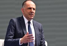 Γιώργος Γεραπετρίτης: Αχθοφόρος Γιώργος Γεραπετρίτης: Αχθοφόρος