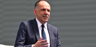 Γιώργος Γεραπετρίτης: Αχθοφόρος Γιώργος Γεραπετρίτης: Αχθοφόρος